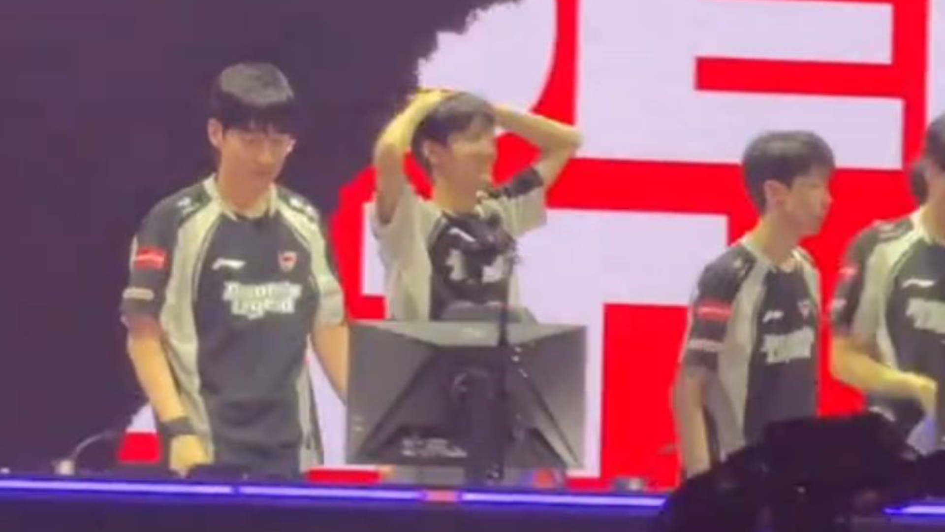 MAD翻盘SHR,Faker线上压制力十足激烈交锋四强赛,让粉丝疯狂欢呼 MAD翻盘SHR,Faker线上压制力十足激烈交锋四强赛,让粉丝疯狂欢呼